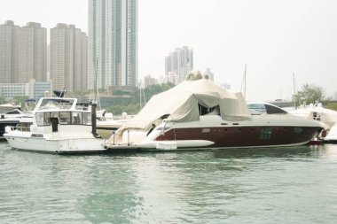 Hong Kong-5 Eylül 2011; Hong Kong Victoria Limanı 'ndaki yüksek gökdelen manzaralı taksi su taşımacılığı tekneleri