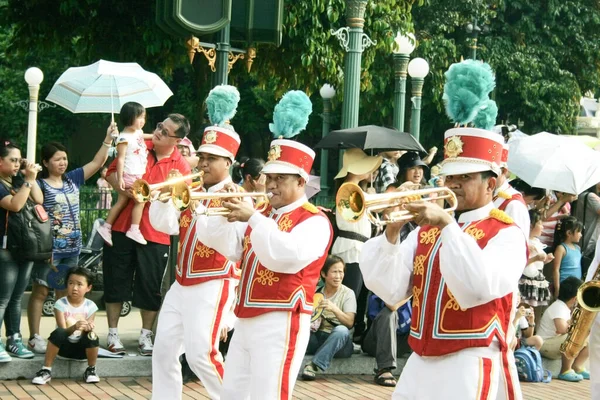4 Eylül 2011 'de Hong Kong bandosundaki trompetçiler festivalde festival kostümlerini giydiler.