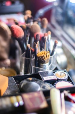 Güzellik için makyaj fırçaları ve makyaj kutusundaki diğer bazı ürünler.