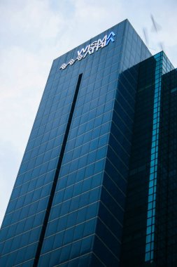 Singapur-13 Ocak 2011; Wisma Atria yüksek binası. Wisma Atria, Singapur 'da 1986 yılında açılan bir alışveriş merkezi ve ofis binasıdır.