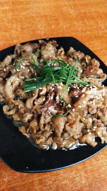 Tipik Japon et yemekleri. Ev yapımı Yakiniku. Üzerine susam tohumları serpiştirilmiş.