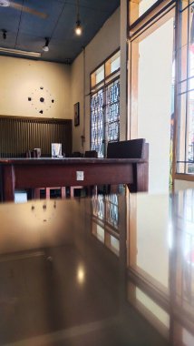 Bandung, Endonezya - 18 Ağustos 2023: Hala ziyaretçi kabul etmeyen bir kahve dükkanının iç kesimi