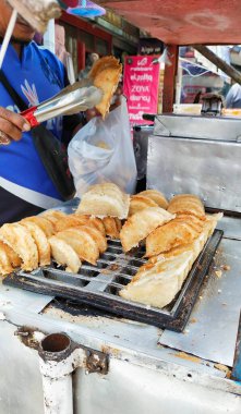 Bandros kek satıcıları, müşterilerinin götürmesi için Bandros keklerini plastik poşetlere sardılar.