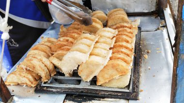 Endonezya 'dan gelen sokak atıştırmalıklarından biri Bandros' tur. Bandros rendelenmiş hindistan cevizi, pirinç unu, hindistan cevizi sütü ve tuz karışımından yapılır. Bu pastanın çok lezzetli ve lezzetli bir tadı var.