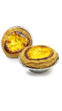 Beyaz arka planda yumurtalı kek.