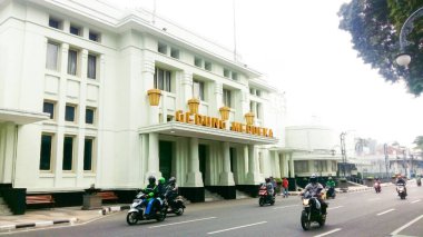 Bandung, Endonezya - 11 Ocak 2020: 1955 yılında Asya-Afrika konferansının yapıldığı tarihi bina olan Merdeka binasının önündeki trafik