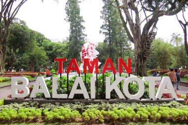 Bandung, Endonezya - Ocak 2015; Bandung belediye binası parkının önünde büyük bir harf işareti var