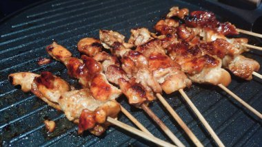 Ev yapımı tavuk buğulama tavası ızgara ile kızartılıyor.