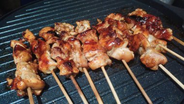 Ev yapımı tavuk buğulama tavası ızgara ile kızartılıyor.