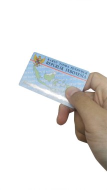 Beyaz bir arkaplanda Endonezya kimlik kartı (KTP) tutan el