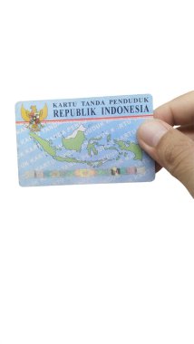 Beyaz bir arkaplanda Endonezya kimlik kartı (KTP) tutan el