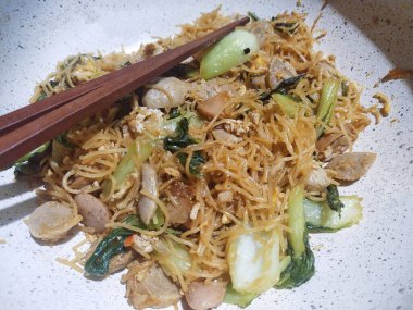 Akşam yemeği için üzerinde köfte ve sebze parçaları olan ev yapımı vermicelli yakın plan.