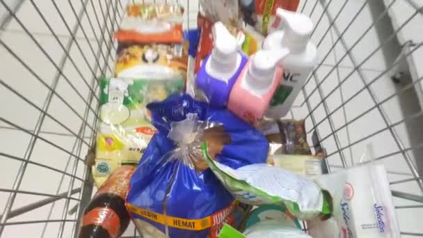 Bandung Indonésie Février 2024 Journée Shopping Produits Épicerie Supermarché Dans — Video