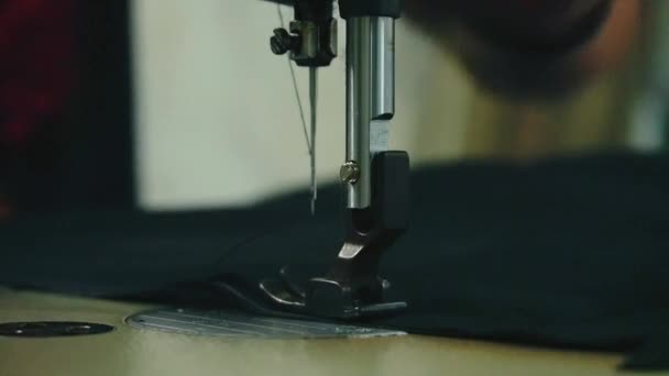 Fechar Uma Agulha Máquina Costura Atividade Alguém Costurar Roupas — Vídeo de Stock