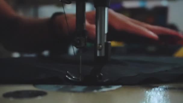 Dikiş Makinesinin Iğnesini Birinin Kıyafet Dikme Aktivitesinde Kapat — Stok video