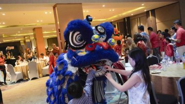 Bandung, Endonezya - 9 Şubat 2024; Çocuklar Çin Yeni Yıl kutlamaları sırasında Barongsai 'ye angpao (para dolu zarflar) verdiler