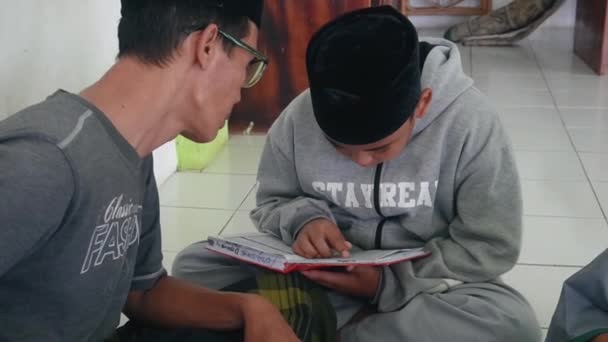 印度尼西亚万隆 2023年1月5日 一个男孩在他的老师的指导下 在宗教课上学习 古兰经 — 图库视频影像