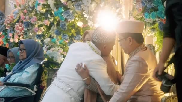 Bandung Indonesië Maart 2023 Bruidegom Knuffelt Zijn Moeder Sungkeman Processie — Stockvideo