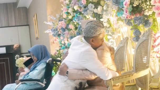 Bandung Indonezia Martie 2023 Mirele Îmbrățișează Tatăl Său Procesiunea Sungkeman — Videoclip de stoc