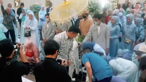 Bandung Indonesia Maret 2023 Kegembiraan Prosesi Saweran Dalam Acara Pernikahan — Stok Video
