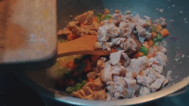 把鸡块放进水壶里 然后和豆子和胡萝卜一起煎 — 图库视频影像