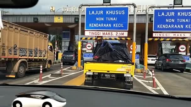 Bandung Indonesien Februar 2024 Schlange Der Mautstelle Vom Fahrersitz Aus — Stockvideo