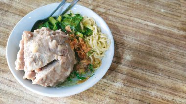 Bir kase Mie Bakso, Endonezya 'nın en sevdiği sokak yemekleri erişte, vermicelli, sebze ve büyük et tendon köftelerinden oluşur.