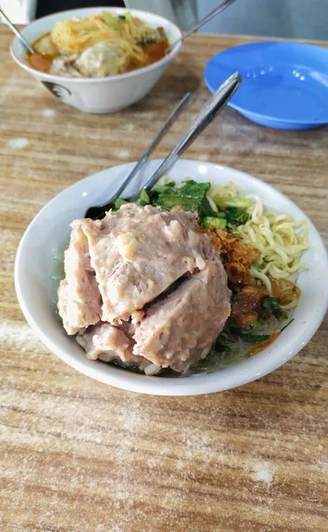 Bir kase Mie Bakso, Endonezya 'nın en sevdiği sokak yemekleri erişte, vermicelli, sebze ve büyük et tendon köftelerinden oluşur.