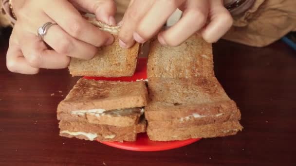 Жінка Насолоджується Підсмаженим Бутербродом Наповненим Вершковим Сиром Меню Сніданку — стокове відео
