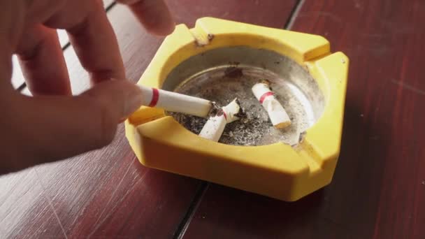 Primo Piano Della Mano Fumatore Diversi Mozziconi Sigaretta Posacenere — Video Stock