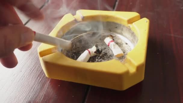Primo Piano Della Mano Fumatore Diversi Mozziconi Sigaretta Posacenere — Video Stock
