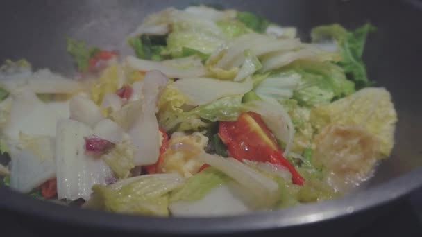 Kızartma Tavasında Sotelenmiş Lahana Pişirin — Stok video