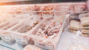 Etin boyutuna ve boyutuna bağlı olarak çeşitli köfteler, cam dolaplarda sergileniyor, parça başına satılıyor.