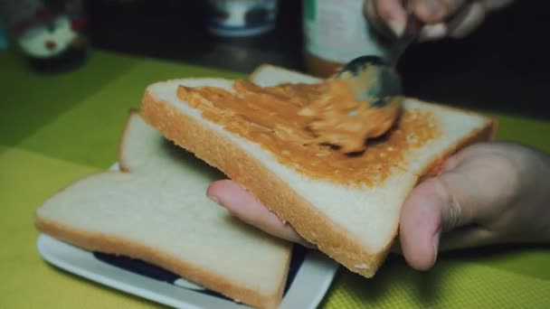 早餐在白面包上涂花生酱 — 图库视频影像