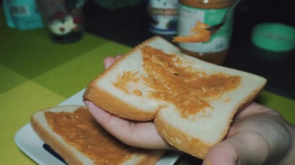 Espalhar Manteiga Amendoim Pão Branco Para Café Manhã — Vídeo de Stock