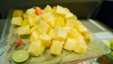 Taze ananas parçaları küp şeklinde kesilmiş.