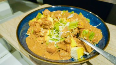 Tipik bir Betawi Ketoprak tabağı. Ketoprak 'ın ana malzemeleri tofu, ketupat veya lontong, vermicelli, salatalık, fasulye filizi ve haşlanmış yumurtadır. Sonra bir sürü fıstık sosuyla ıslatılmış.