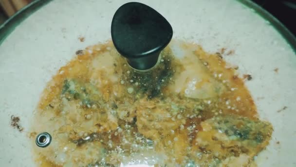 Proceso Cocinar Pollo Frito Cubriendo Sartén Para Evitar Que Aceite — Vídeo de stock