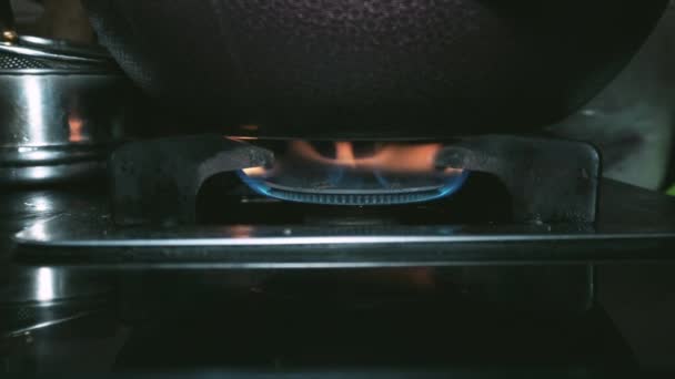 Yemek Pişirirken Gaz Sobasından Çıkan Ateş — Stok video