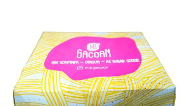 Bandung, Endonezya - 22 Şubat 2024; Endonezya 'dan alınan Mie Gacoan markasından paket paketleri beyaz arka planda