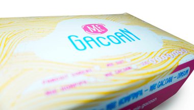 Bandung, Endonezya - 22 Şubat 2024; Endonezya 'daki Mie Gacoan markasından beyaz arka planda paket paketleri 