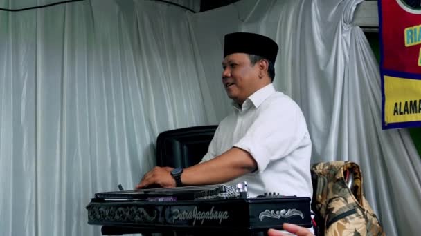 Bandung Ινδονησία Φεβρουαρίου 2024 Παράσταση Ενός Παίκτη Λύρα Μια Παραδοσιακή — Αρχείο Βίντεο