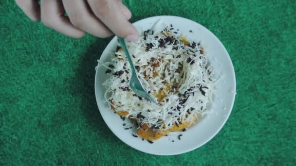 Plato Comida Favorita Indonesia Pisang Keju Trozos Plátano Frito Espolvoreado — Vídeos de Stock