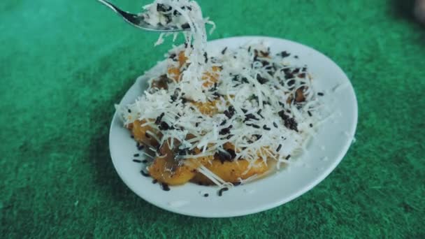 Bir Tabak Endonezya Nın Sevdiği Atıştırmalık Pisang Keju Rendelenmiş Peynirden — Stok video