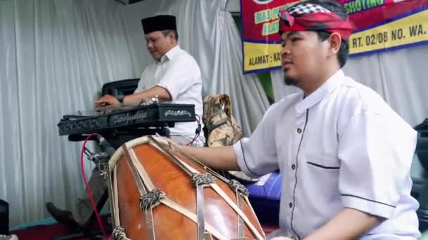 Bandung Indonezja Lutego 2024 Występ Tradycyjnych Perkusistów Lirów Tradycyjnym Ślubie — Wideo stockowe