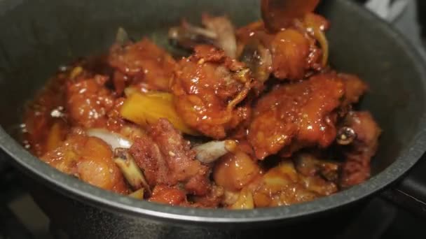 Tavuğu Karıştır Yapımı Tereyağlı Tavuk Tarifini Pişirirken Sosla Eşit Karışsın — Stok video