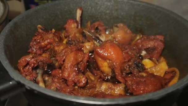 Revuelva Pollo Para Que Mezcle Uniformemente Con Salsa Proceso Cocinar — Vídeos de Stock