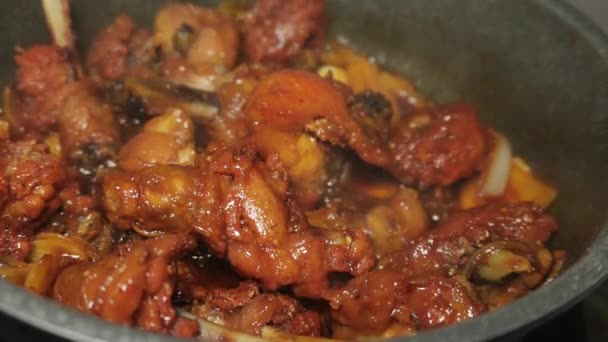 黄油炸鸡自制菜谱烹调工艺的特写 — 图库视频影像