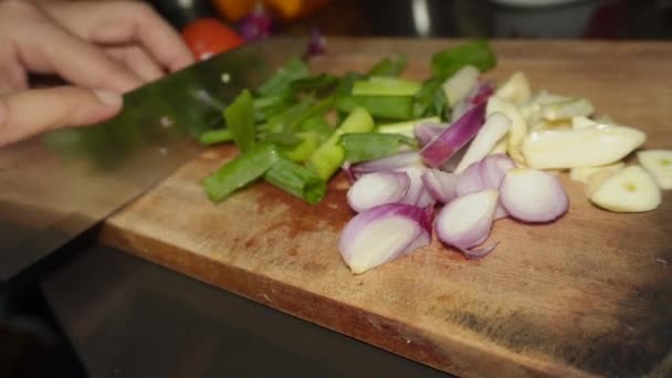 Подрібнення Цибулини Шалот Часник Ріжучій Дошці Приготуванні Приготування Їжі — стокове відео