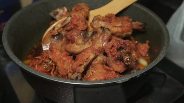 Βάλτε Τηγανητό Κοτόπουλο Στη Σάλτσα Και Ανακατέψτε Στη Διαδικασία Μαγειρέματος — Αρχείο Βίντεο
